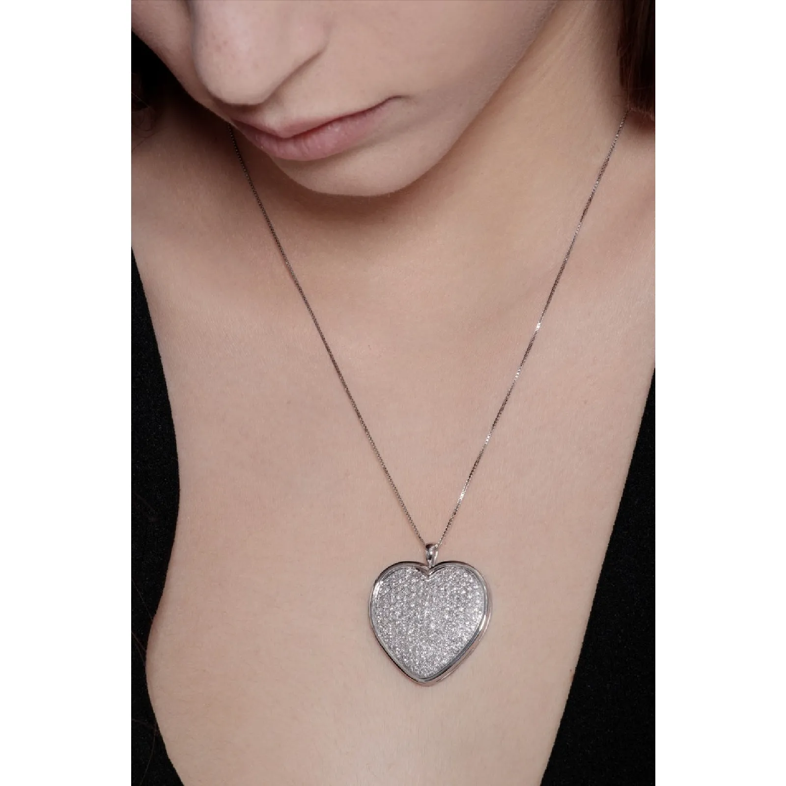 Collana in oro bianco 18k con cuore in pavè di diamanti.